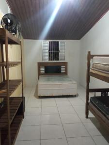 Cette petite chambre comprend un lit et une fenêtre. dans l'établissement Casa em Mongaguá, próximo a Plataforma de Pesca, à Mongaguá