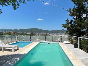 una piscina en la azotea de una casa en DEPARTAMENTO DON GENARO en Villa Carlos Paz