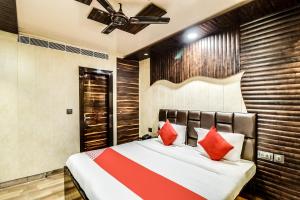 Postel nebo postele na pokoji v ubytování Hotel O JPS Galaxy Hotel