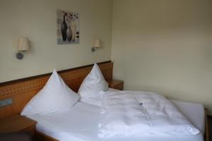 Postel nebo postele na pokoji v ubytování Hotel Gasthof Fenzl