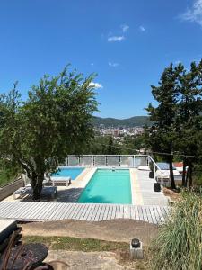 una piscina en un patio con árboles en DEPARTAMENTO DON GENARO en Villa Carlos Paz