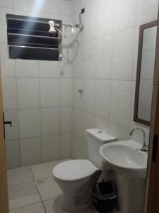La salle de bains est pourvue de toilettes et d'un lavabo. dans l'établissement Casa em Mongaguá, próximo a Plataforma de Pesca, à Mongaguá