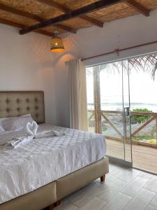 1 dormitorio con cama y ventana grande en 9 Lunas, en Zorritos