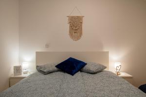 een slaapkamer met een bed met een blauw kussen erop bij Flexible SelfCheckIns 41 - Zagreb - Luxury - Parking - Loggia - Brand New in Zagreb