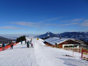 een groep mensen die skiën op een besneeuwde helling bij Ferienwohnung Drei Seen in Blaichach