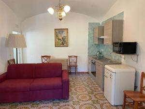 a living room with a couch and a kitchen at The White Mulberry Tree in Ravello