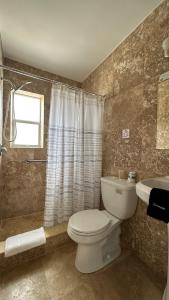 een badkamer met een toilet en een wastafel bij White Horse Motel in Lake Worth