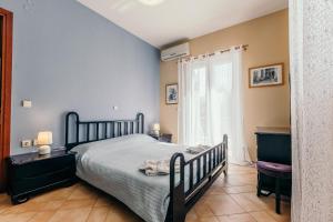 sypialnia z dużym łóżkiem i oknem w obiekcie Villa Dionisia, Relaxation with Jacuzzi Retreat w mieście Svoronata