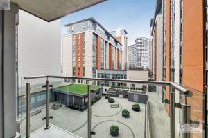 uma varanda com um campo de ténis numa cidade em Fully Serviced Two Bed Apartment by ExCeL & O2 em Londres