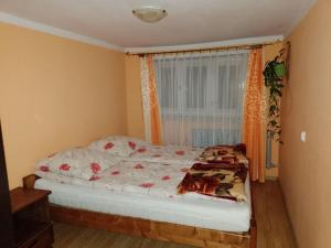 Ein Bett oder Betten in einem Zimmer der Unterkunft Apartament między Strumykami