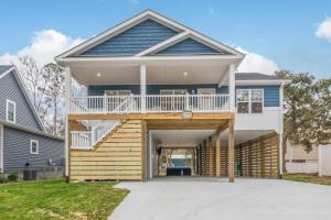 een huis met een groot terras aan de voorzijde bij Ruff-Tide in Oak Island