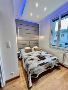 een slaapkamer met 2 bedden en een groot raam bij Guest-K Peretto Netfix-Balcon-Free Parking in Grenoble