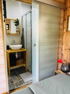 A bathroom at Ô Palm : dans un petit écrin de verdure