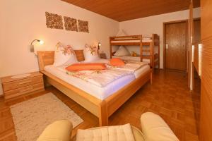 - une chambre avec un grand lit et des lits superposés dans l'établissement Mühlenhof, à Eichenberg
