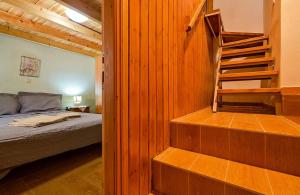 MelidhónionにあるSklavaki Traditional Apartmentsの木製の壁のベッドルーム1室(ベッド1台付)