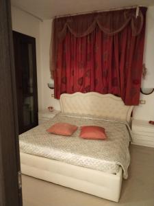 una camera da letto con un letto bianco e due cuscini arancioni di Villa Adele a Olmedo