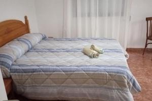 Una cama con dos almohadas encima. en Casa Agner, en Adsubia