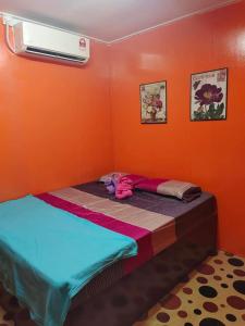 Piccola camera con letto a scomparsa arancione. di Draii Chalet 