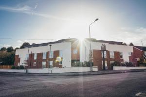 um edifício na esquina de uma rua em The Stay Company, Phoenix Court em Nottingham