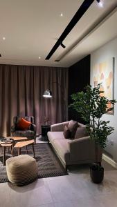 uma sala de estar com um sofá e uma mesa em Luxury apartment in Muscat Hills em Mascate