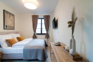 a small bedroom with a bed and a window at artROOM in Kazimierz Dolny