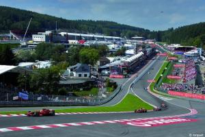 a race track with cars on a race track at Le Grand Biseu in Stavelot