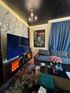 Uma TV ou centro de entretenimento em 3 Bedroom townhouse furnished