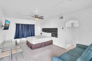 una camera d'albergo con un letto e un divano di Sea Angel a Beverley Beach Altre 8 foto