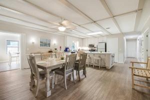 een keuken en eetkamer met een tafel en stoelen bij Sunny Daze in Oak Island