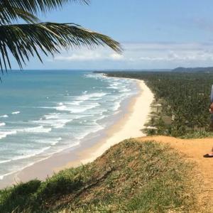 een persoon op een heuvel die naar een strand kijkt bij Maravilhosa praia do Sargi - BA in Serra Grande