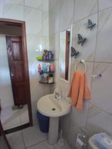 uma casa de banho com um lavatório e um espelho em Maravilhosa praia do Sargi - BA em Serra Grande