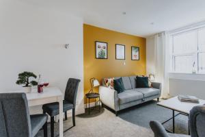 Imagen de la galería de Spacious Apartment Near City Centre - Free Parking, Wi-Fi with King Size Bed, en Nottingham