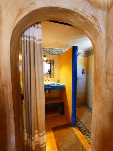 La salle de bains est pourvue d'une douche et d'un lavabo. dans l'établissement Maison d'hôtes Tigminou - Adults Only, à Aït Ben Haddou