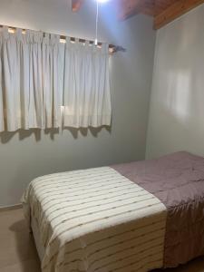 1 dormitorio con cama y ventana en Departamento Balloffet II en San Rafael