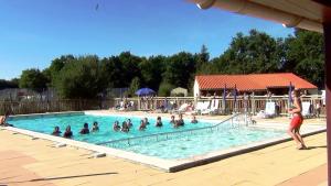Bazén v ubytovaní Bungalow 6 pers. près du puy du fou alebo v jeho blízkosti