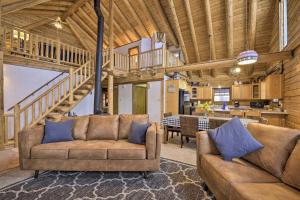 uma sala de estar com dois sofás e uma cozinha em Cottonwood Cabin with Private On-Site Fly Fishing! em Blanco