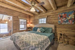 um quarto com uma cama num chalé de madeira em Cottonwood Cabin with Private On-Site Fly Fishing! em Blanco