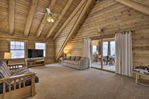 uma sala de estar num chalé com uma televisão de ecrã plano em Cottonwood Cabin with Private On-Site Fly Fishing! em Blanco