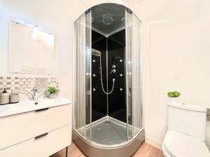 een douche met een glazen deur in de badkamer bij Le Tokyo à 2 min de la gare de Poitiers in Poitiers