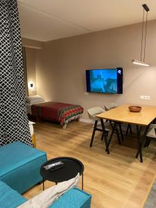 Μια τηλεόραση ή/και κέντρο ψυχαγωγίας στο Roshka Apartment #304