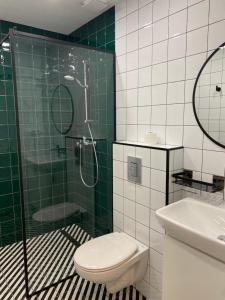 Ένα μπάνιο στο Roshka Apartment #304 +13 φωτογραφίες