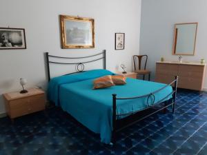 1 dormitorio con 1 cama con edredón azul en Antica Cartiera Sant'Elia, en Tramonti