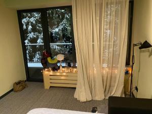 - une chambre avec une fenêtre éclairée dans l'établissement Bakuriani Kokhta-Mitarbi Resort, à Bakuriani