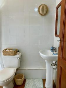 łazienka z toaletą i umywalką w obiekcie Daria Apartment -Burka -3 minutes from Arusha Airport w mieście Arusza