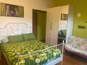 - une chambre dotée d'un lit avec un couvre-lit vert et blanc dans l'établissement Adosado en Villanua con Wifi, à Villanúa