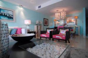 een woonkamer met een bank en een tafel bij Sesimbra Mar Apartamento in Sesimbra