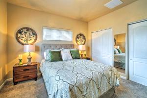 um quarto com uma cama, 2 candeeiros e uma janela em Stocked Grand Junction Home at Canyon View Park! em Grand Junction