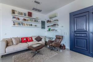 - un salon avec un canapé et une chaise dans l'établissement Overlooking Porto 9, à Vromopoúsi
