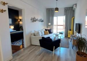 sala de estar con sofá blanco y mesa en AAY- Best Corfu Town & Sea Apart 2bedroom Renovated + lift / Comfy&Design+WiFi en Corfú