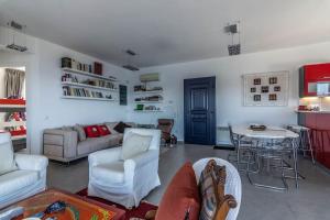 - un salon avec un canapé et une table dans l'établissement Overlooking Porto 9, à Vromopoúsi